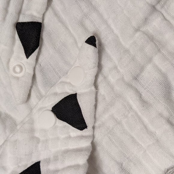 [KIDS 2/$20] NWOT Baby- 5pk Bandana Bibs Gauze (Black/White) - Picture 3 of 6